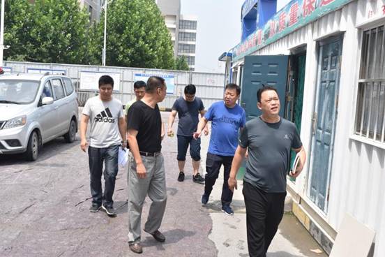 王院长视察校园2